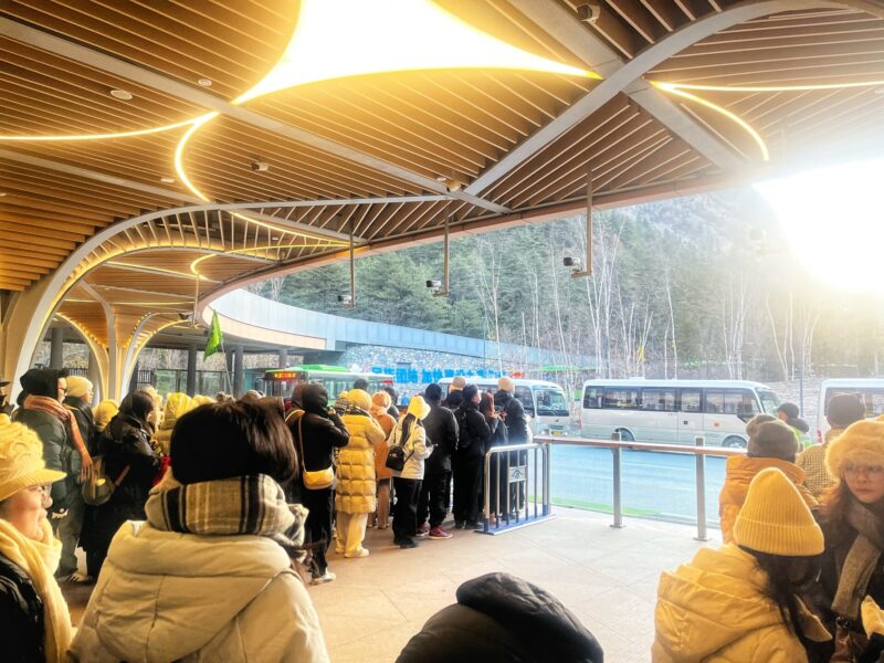 Jiuzhaigou itinerary - Queue to board the Sighseeing Bus