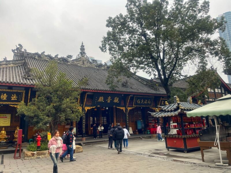 Locals praying at Daci Temple