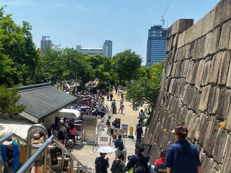 Long lines to purchase Osaka Castle ticket