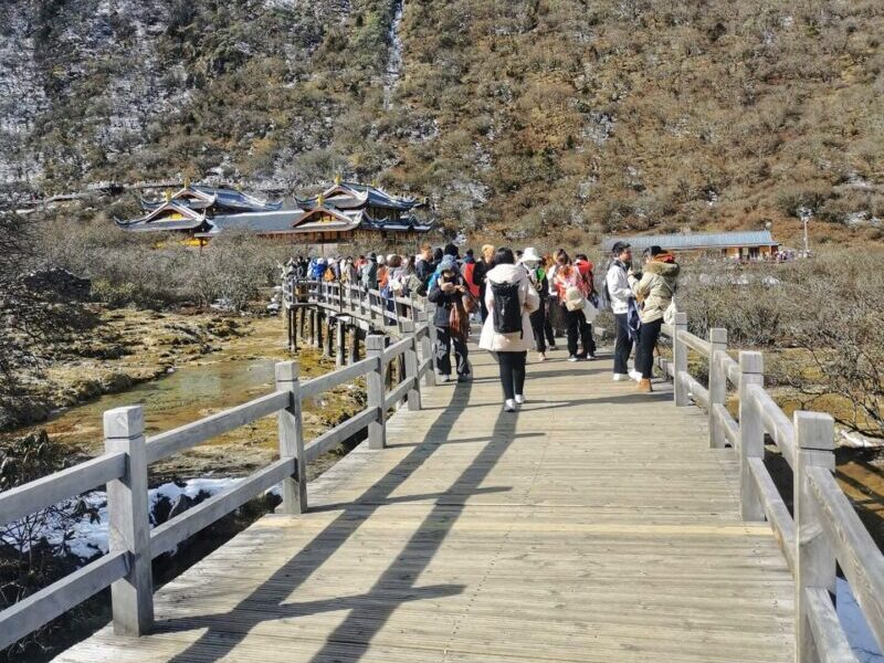 Walk to Five-Color Lake Huanglong