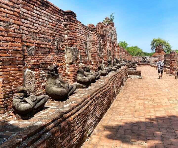 Wat Mahathat - Buddha statues